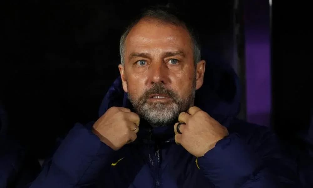 Entrenador ajustándose la chaqueta en el banquillo Entrenador ajustándose la chaqueta en el banquillo