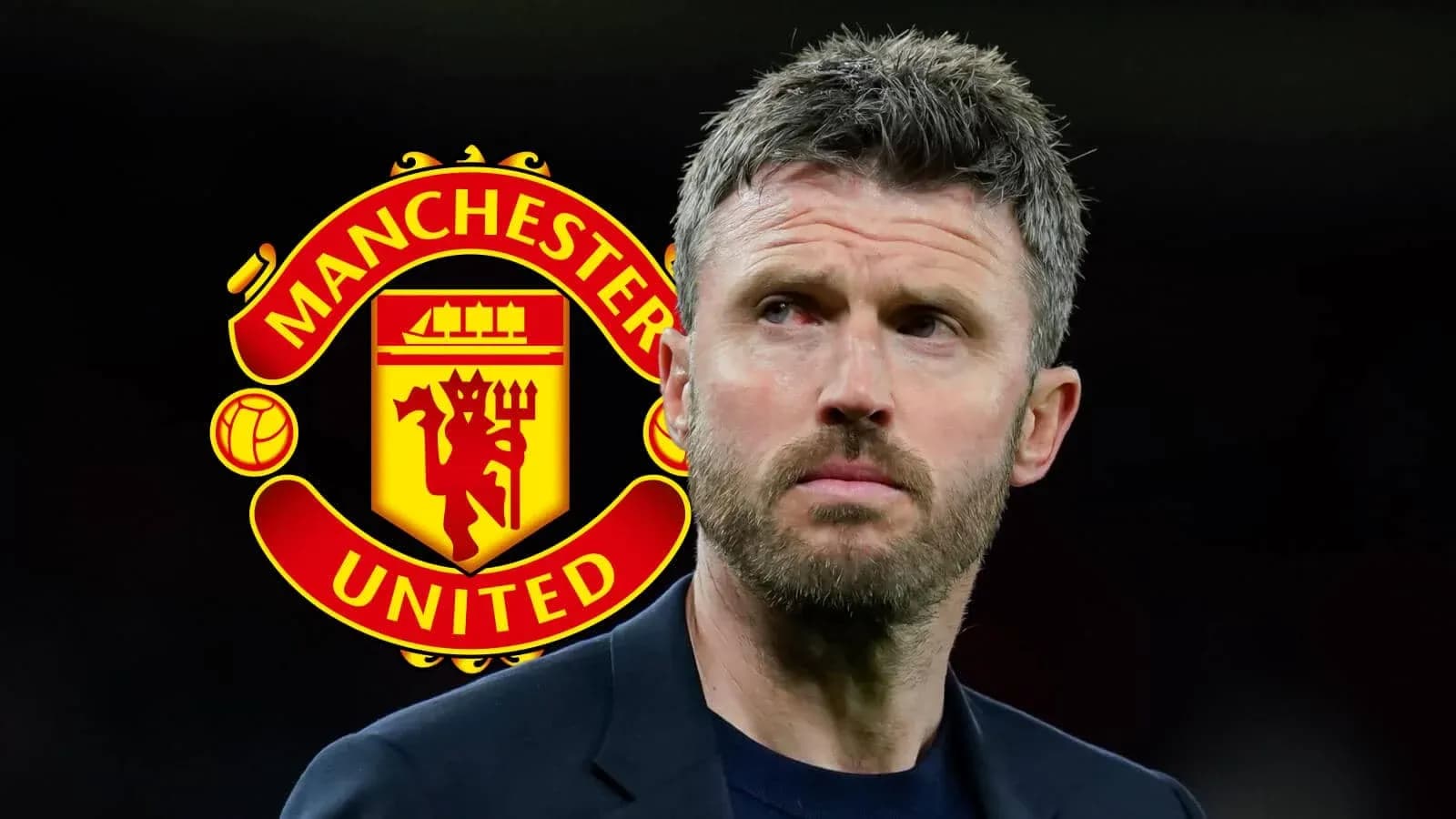 Entrenador de Manchester United frente a su logo Entrenador de Manchester United frente a su logo
