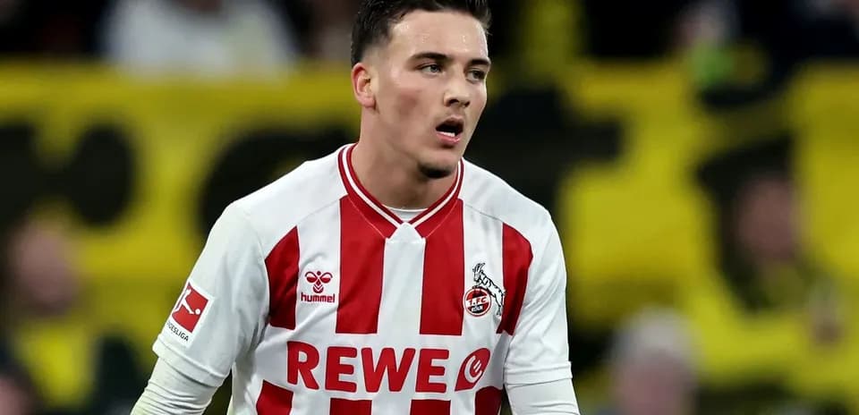 Jugador de fútbol de FC Köln en acción Jugador de fútbol de FC Köln en acción