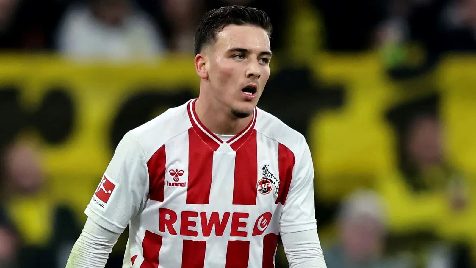 Jugador de fútbol de FC Köln en acción Jugador de fútbol de FC Köln en acción