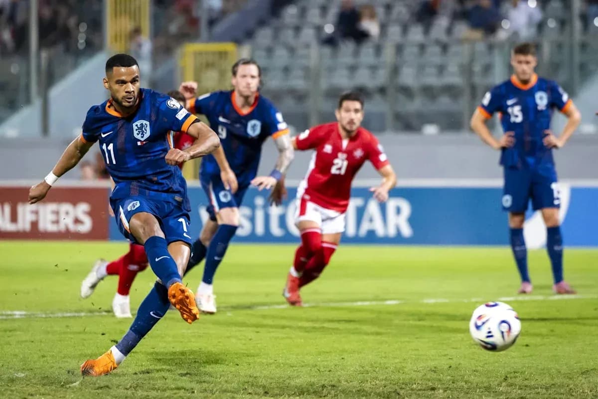 Jugador de Países Bajos ejecutando un penalti Jugador de Países Bajos ejecutando un penalti