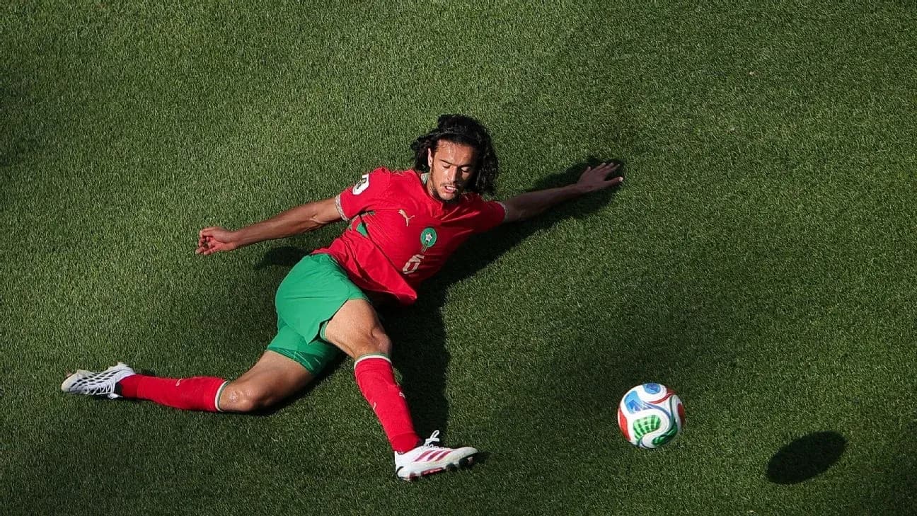 Jugador de Marruecos en el suelo tras un desafío Jugador de Marruecos en el suelo tras un desafío