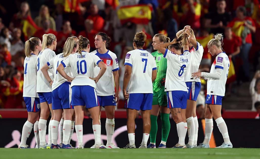 Jugadoras de Inglaterra en reunión durante el partido Jugadoras de Inglaterra en reunión durante el partido