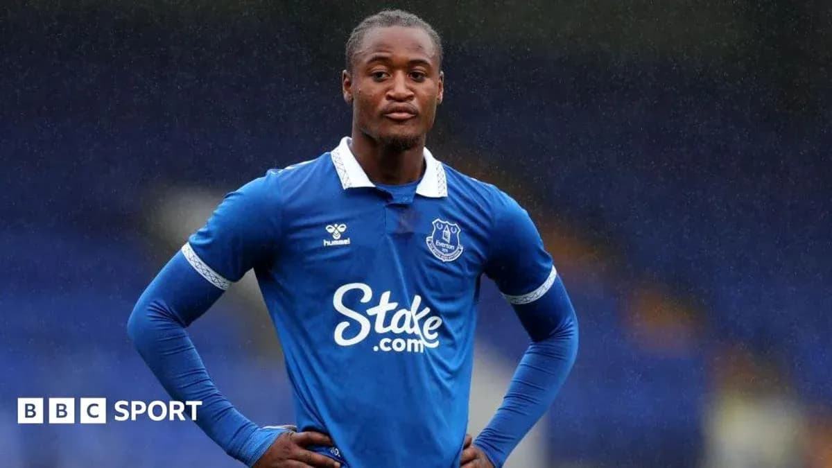 Jugador de Everton posando en camiseta azul Jugador de Everton posando en camiseta azul