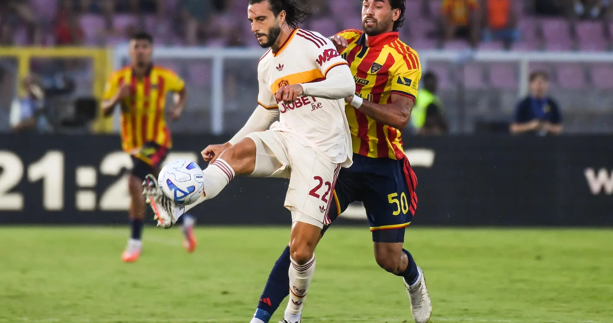 Jugador de Lecce persigue a jugador de AS Roma Jugador de Lecce persigue a jugador de AS Roma