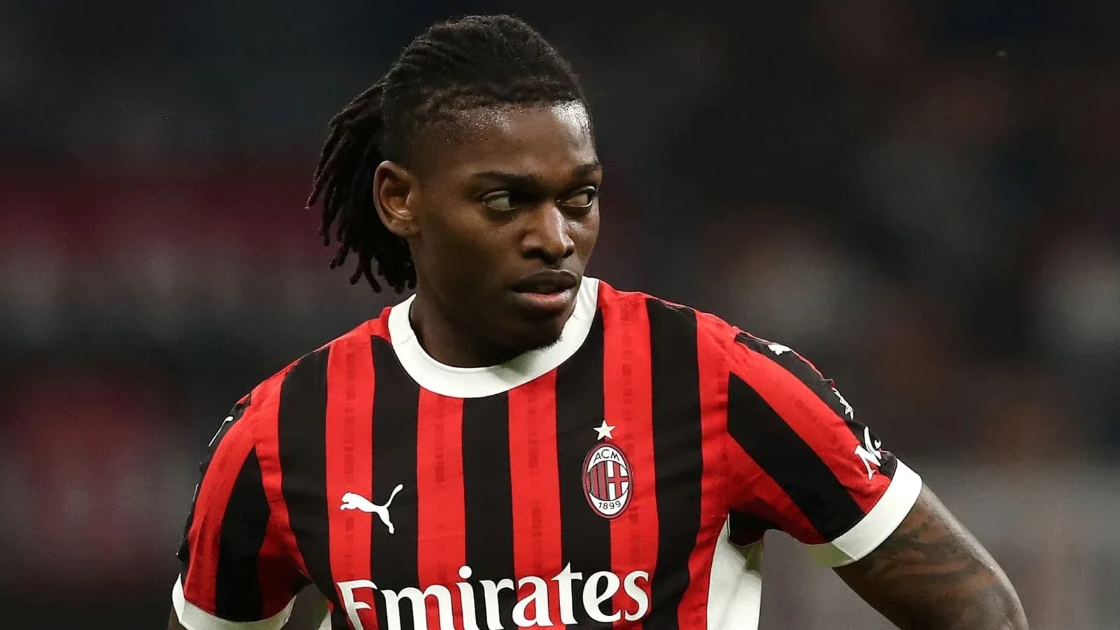 Jugador de AC Milan en uniforme rojo y negro Jugador de AC Milan en uniforme rojo y negro