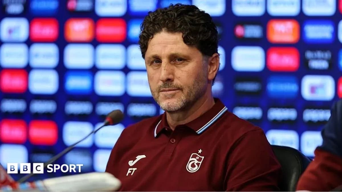 Entrenador en conferencia de prensa con fondo de logos Entrenador en conferencia de prensa con fondo de logos