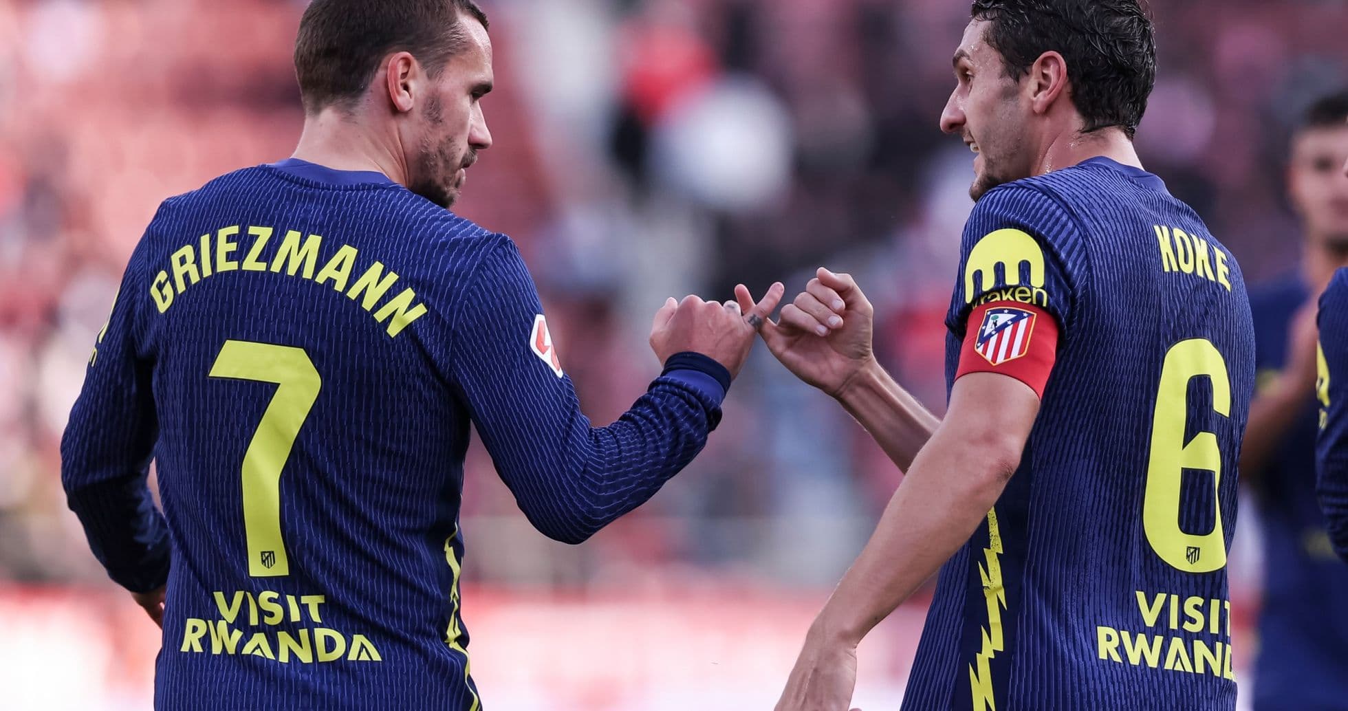 Griezmann y Koke celebrando en el campo Griezmann y Koke celebrando en el campo