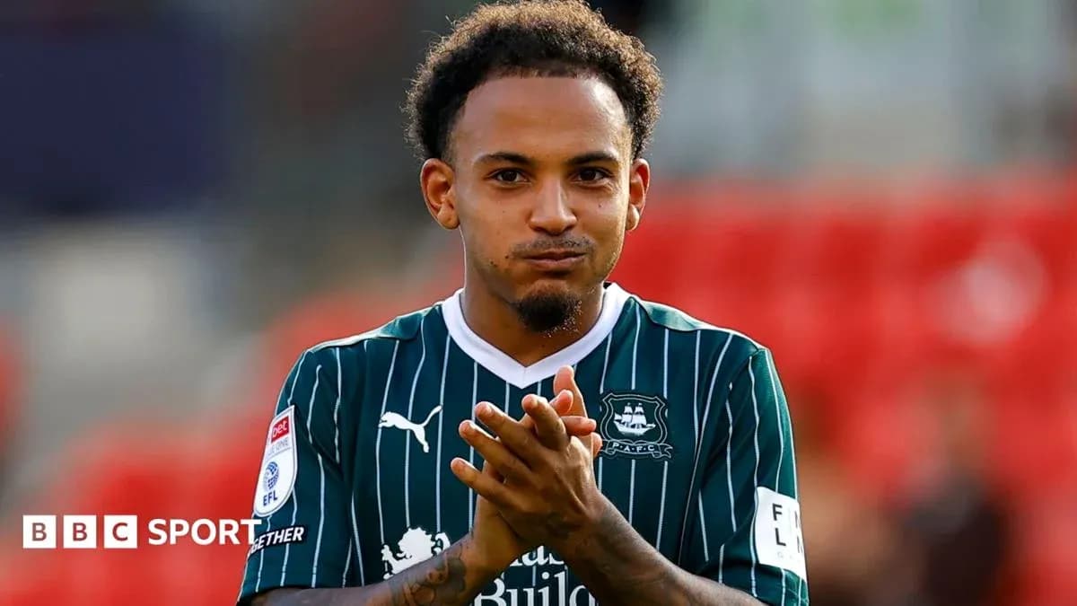Jugador de Plymouth Argyle aplaudiendo en el campo Jugador de Plymouth Argyle aplaudiendo en el campo