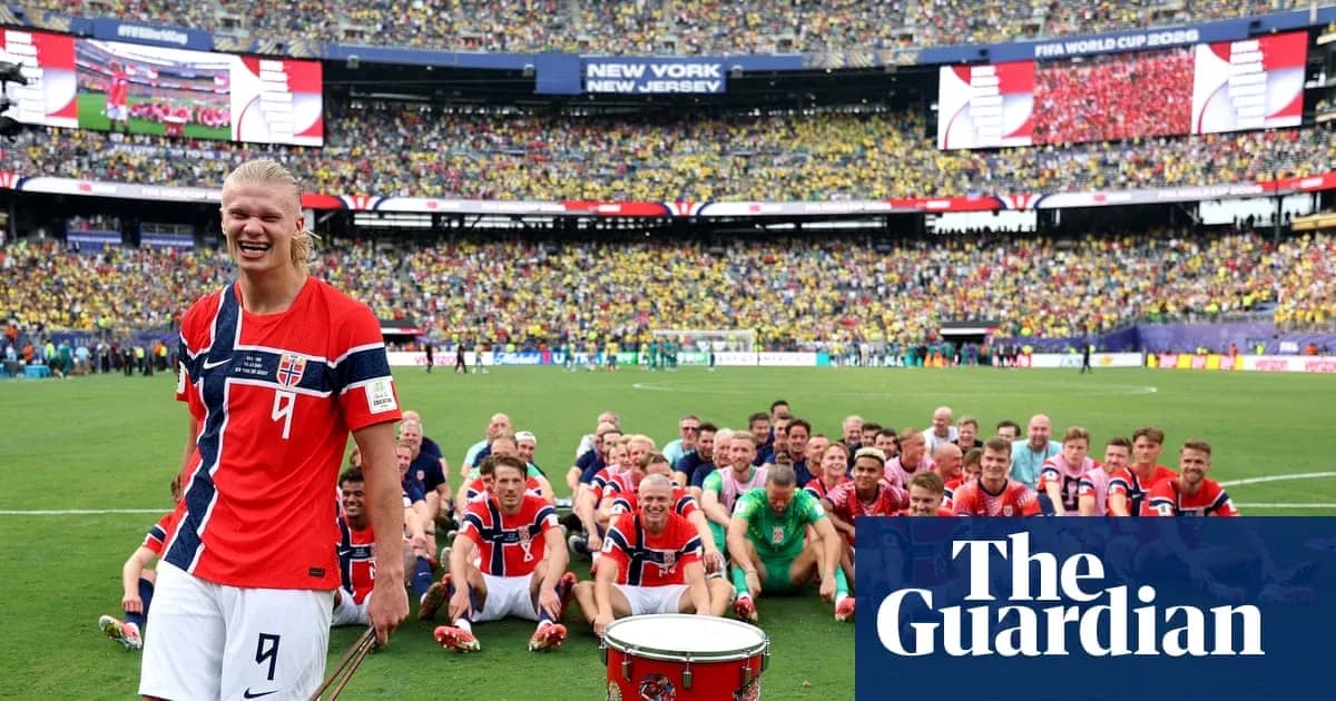 Equipo de Noruega posando en el campo tras el partido Equipo de Noruega posando en el campo tras el partido