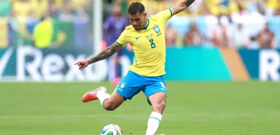 Jugador de Brasil pateando el balón en el campo Jugador de Brasil pateando el balón en el campo