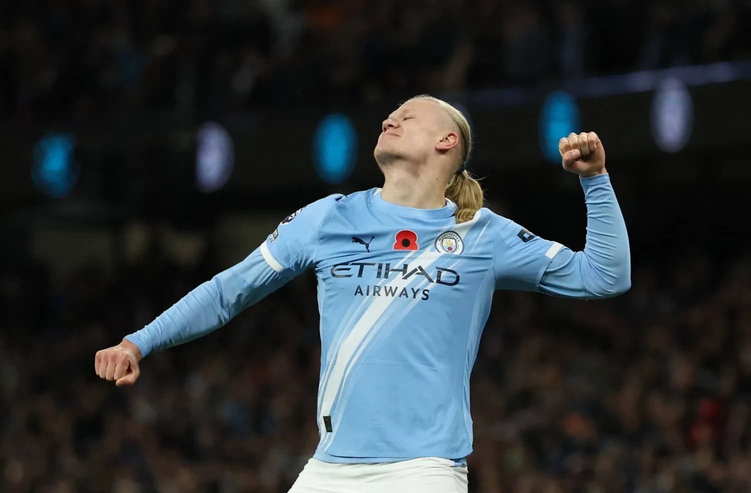 Jugador celebrando un gol de Manchester City Jugador celebrando un gol de Manchester City