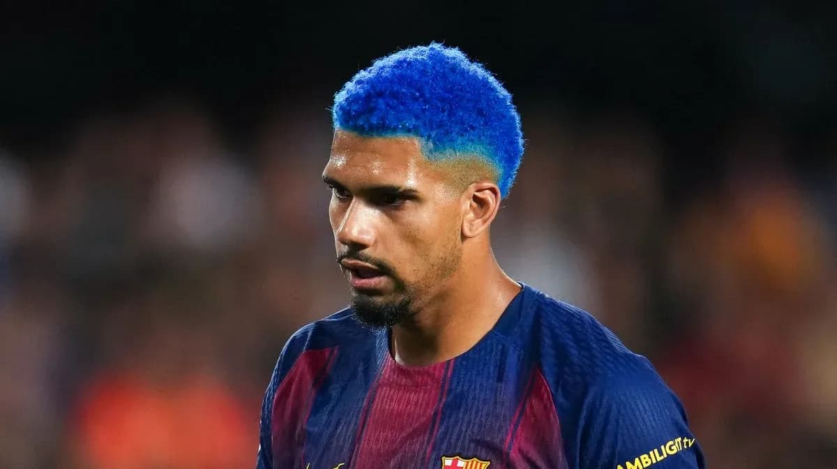 Jugador de Barcelona con cabello azul en el campo Jugador de Barcelona con cabello azul en el campo