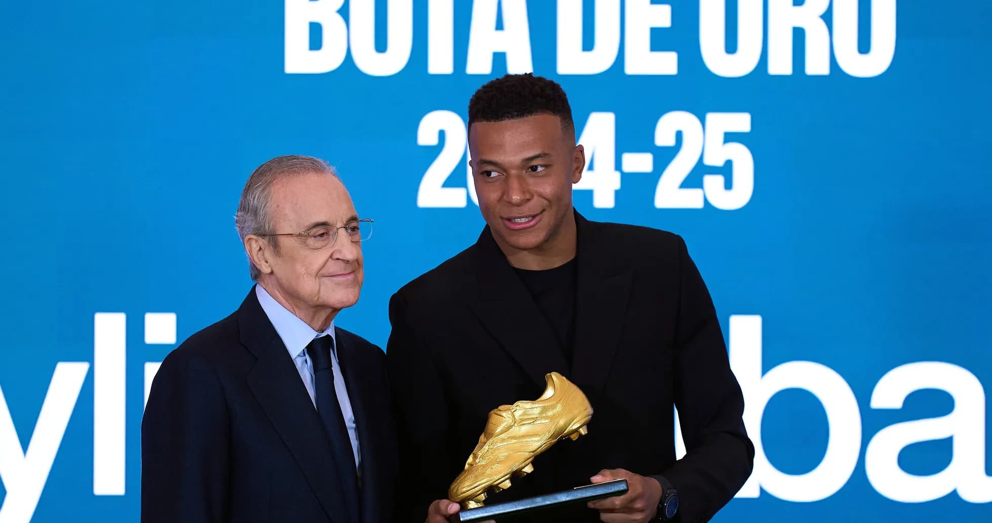 Mbappé recibiendo la Bota de Oro 2024-25 Mbappé recibiendo la Bota de Oro 2024-25