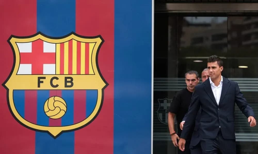 Jugador saliendo del edificio del FC Barcelona Jugador saliendo del edificio del FC Barcelona