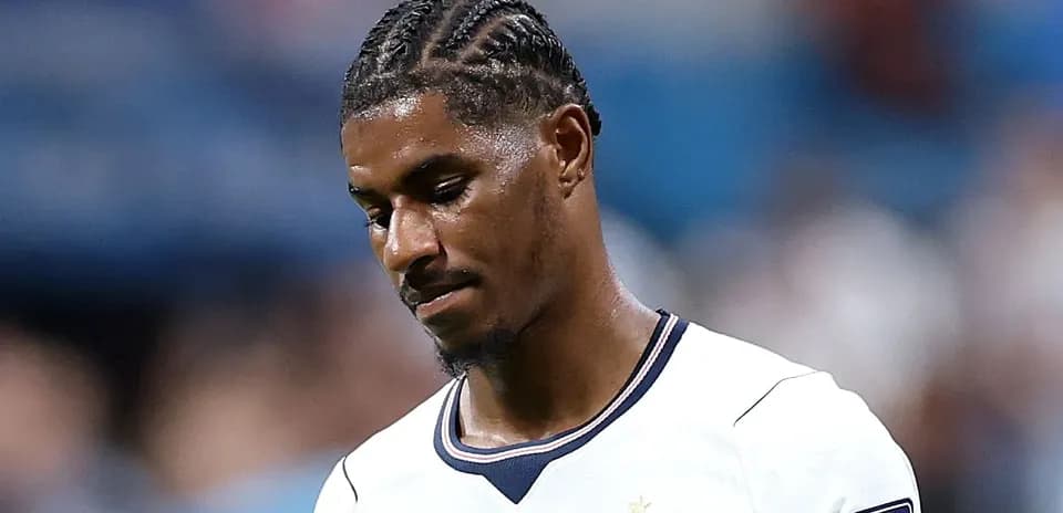 Jugador con trenzas en camiseta de Inglaterra Jugador con trenzas en camiseta de Inglaterra