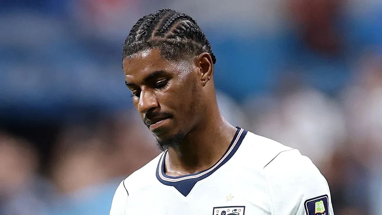 Jugador con trenzas en camiseta de Inglaterra Jugador con trenzas en camiseta de Inglaterra