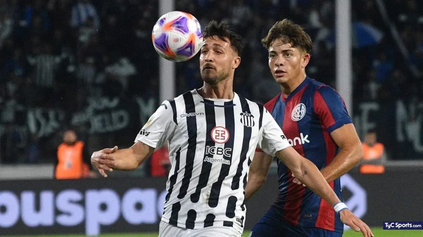 Jugador de Talleres controla el balón en el partido Jugador de Talleres controla el balón en el partido