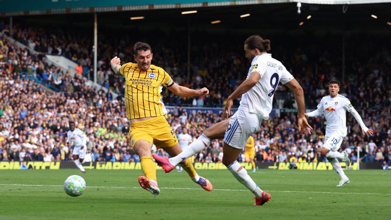Jugador de Brighton desafiando a un jugador de Leeds Jugador de Brighton desafiando a un jugador de Leeds