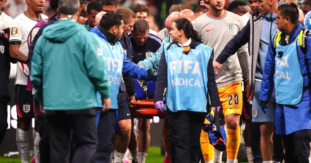 Jugadores y personal médico en el campo de fútbol Jugadores y personal médico en el campo de fútbol