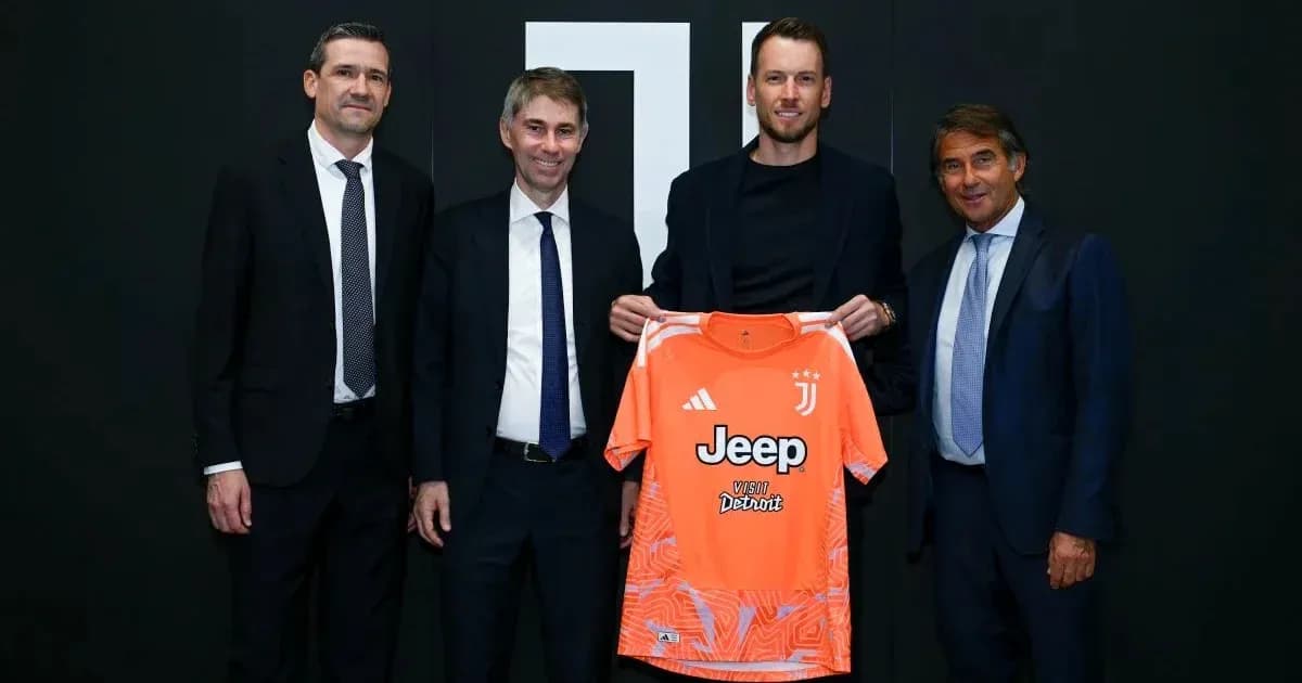 Nuevo portero presentando camiseta de Juventus Nuevo portero presentando camiseta de Juventus