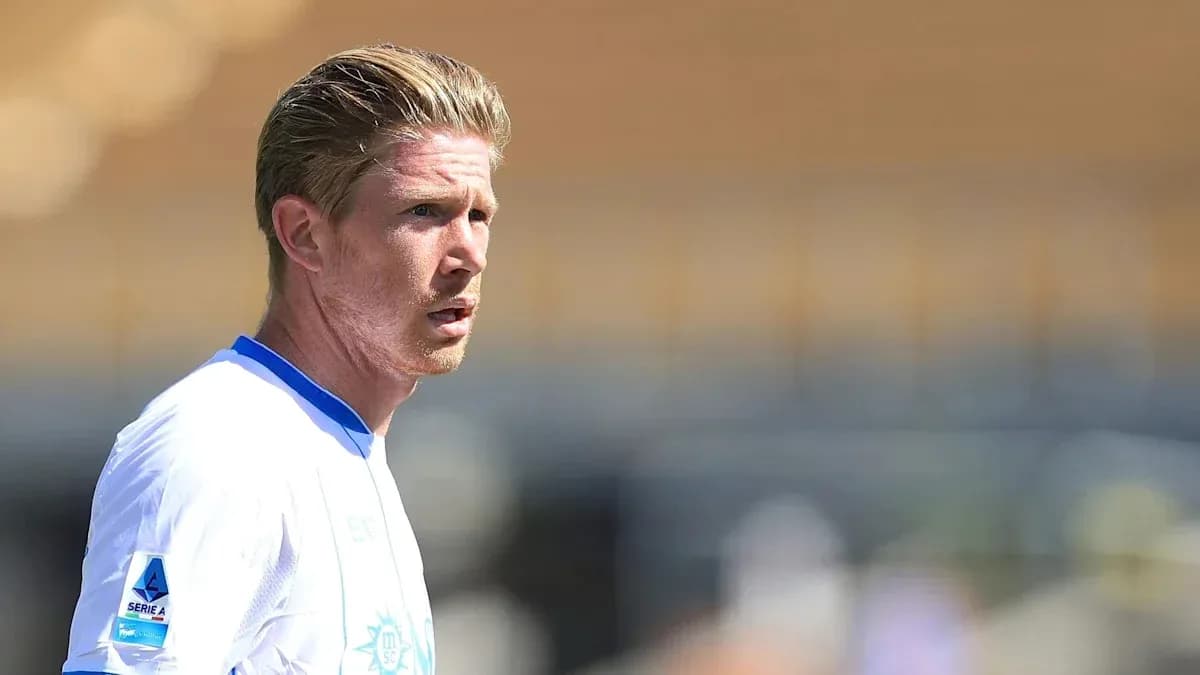 Jugador con camiseta blanca en el campo de fútbol Jugador con camiseta blanca en el campo de fútbol