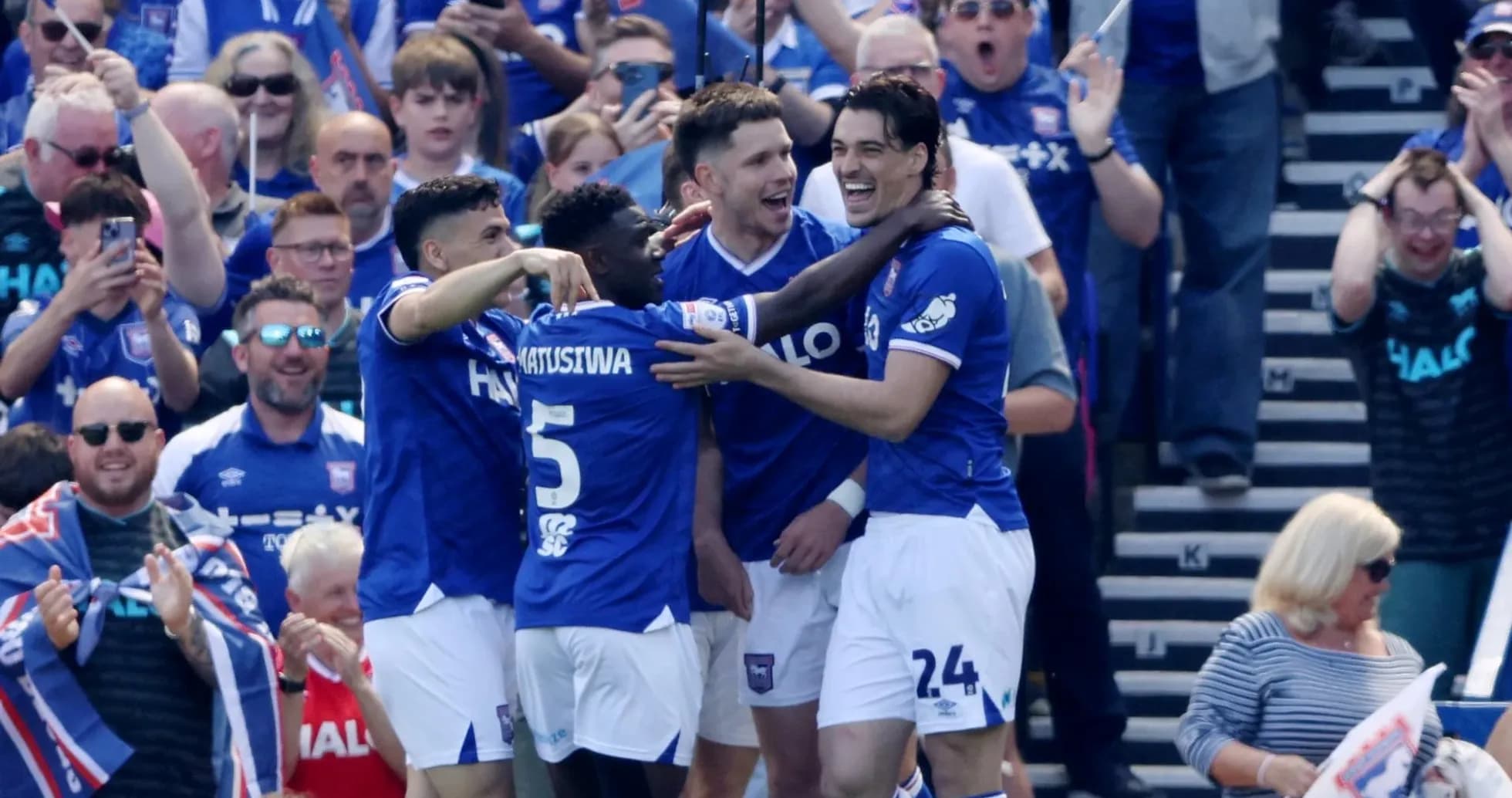 Jugadores de Ipswich celebrando un gol Jugadores de Ipswich celebrando un gol