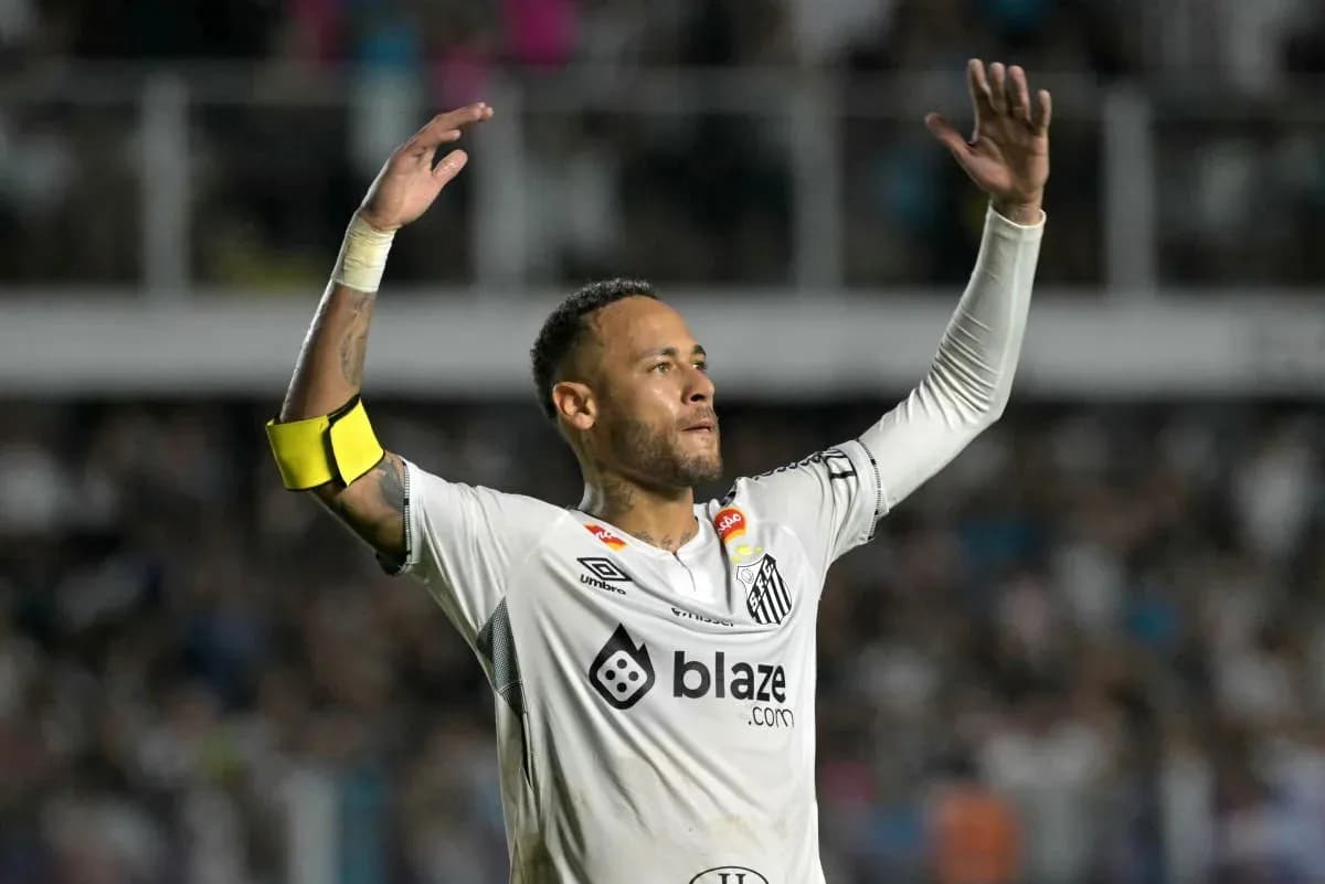Jugador de Santos celebrando con los brazos en alto Jugador de Santos celebrando con los brazos en alto