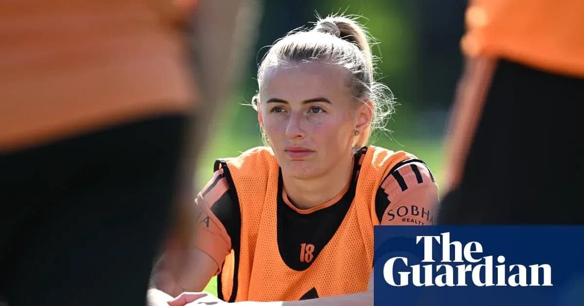 Jugadora en sesión de entrenamiento, mirando atentamente Jugadora en sesión de entrenamiento, mirando atentamente
