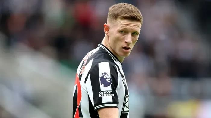 Jugador de Newcastle en el campo durante el partido Jugador de Newcastle en el campo durante el partido