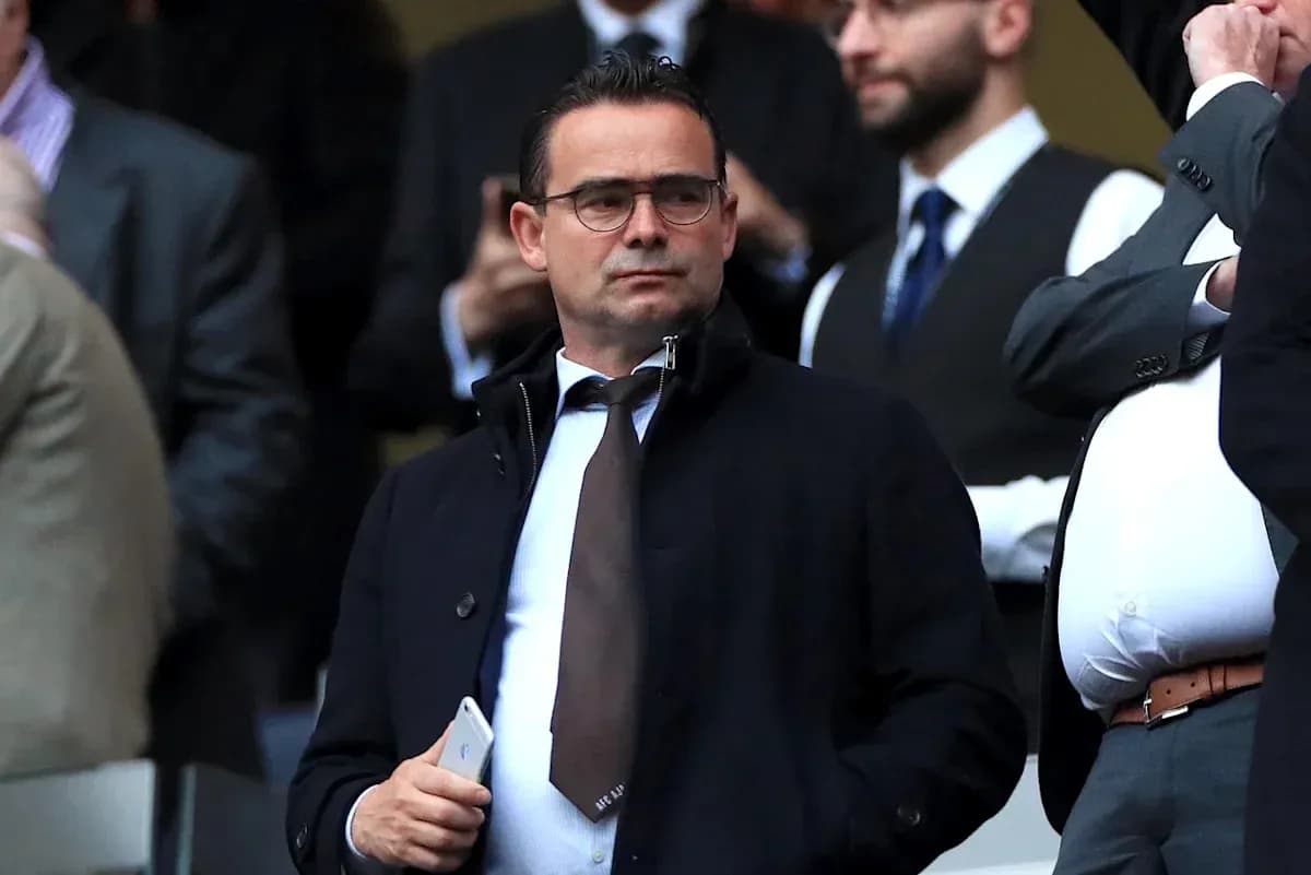 Hombre con gafas en un evento deportivo Hombre con gafas en un evento deportivo
