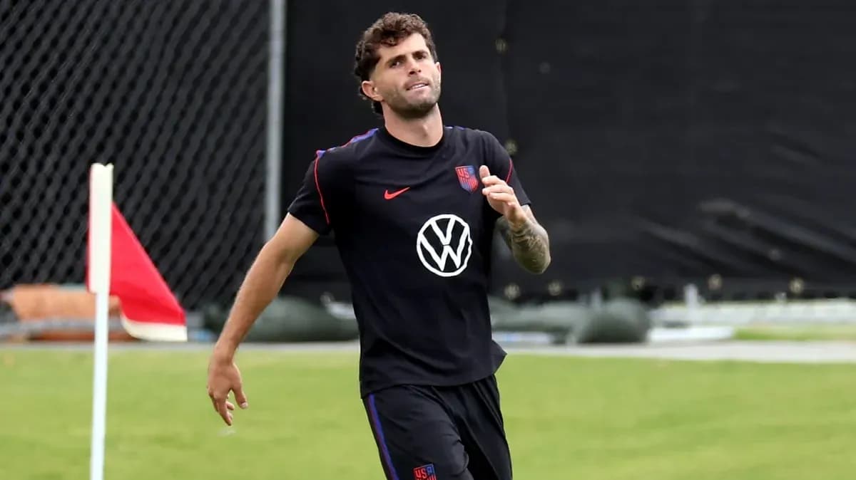 Jugador entrenando en el campo con camiseta de EE. UU. Jugador entrenando en el campo con camiseta de EE. UU.