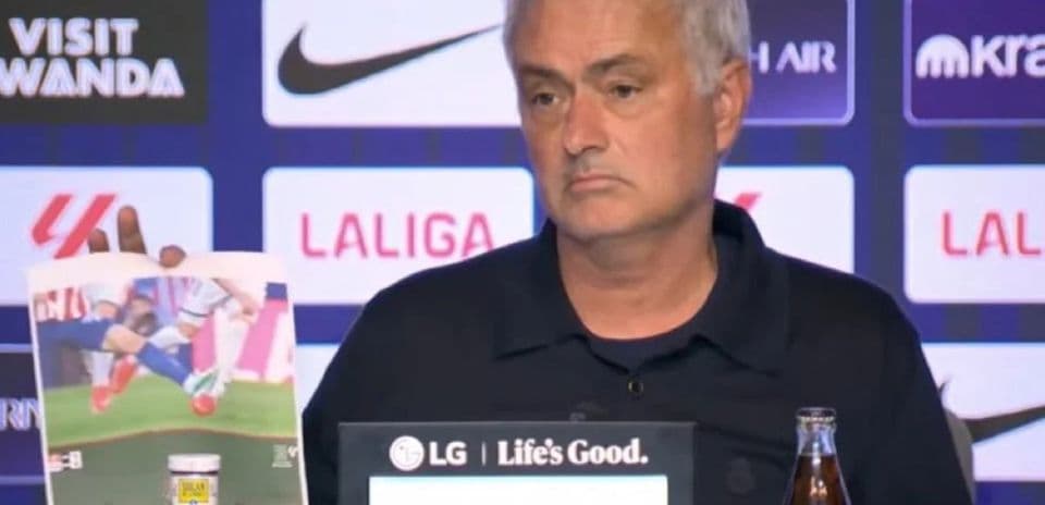 José Mourinho muestra imágenes impresas para criticar decisiones arbitrales tras derrota en el derbi José Mourinho muestra imágenes impresas para criticar decisiones arbitrales tras derrota en el derbi