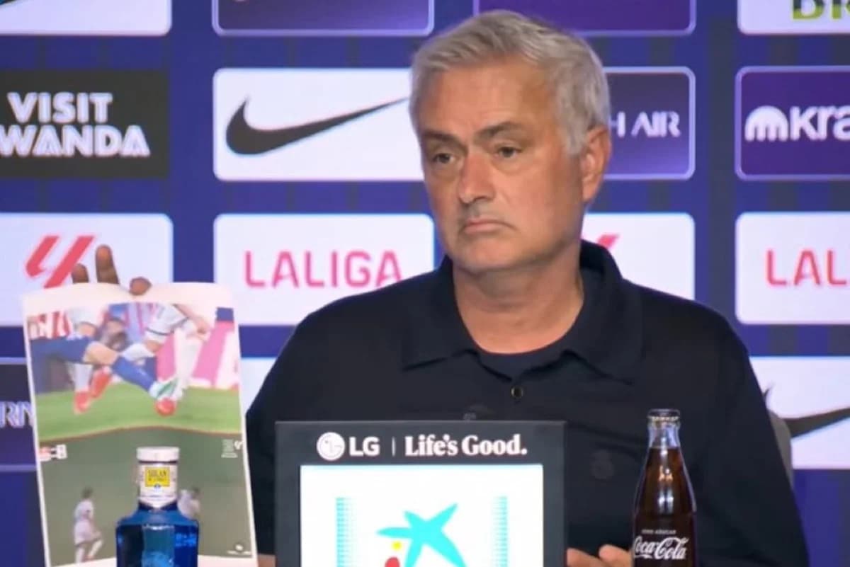 José Mourinho muestra imágenes impresas para criticar decisiones arbitrales tras derrota en el derbi José Mourinho muestra imágenes impresas para criticar decisiones arbitrales tras derrota en el derbi