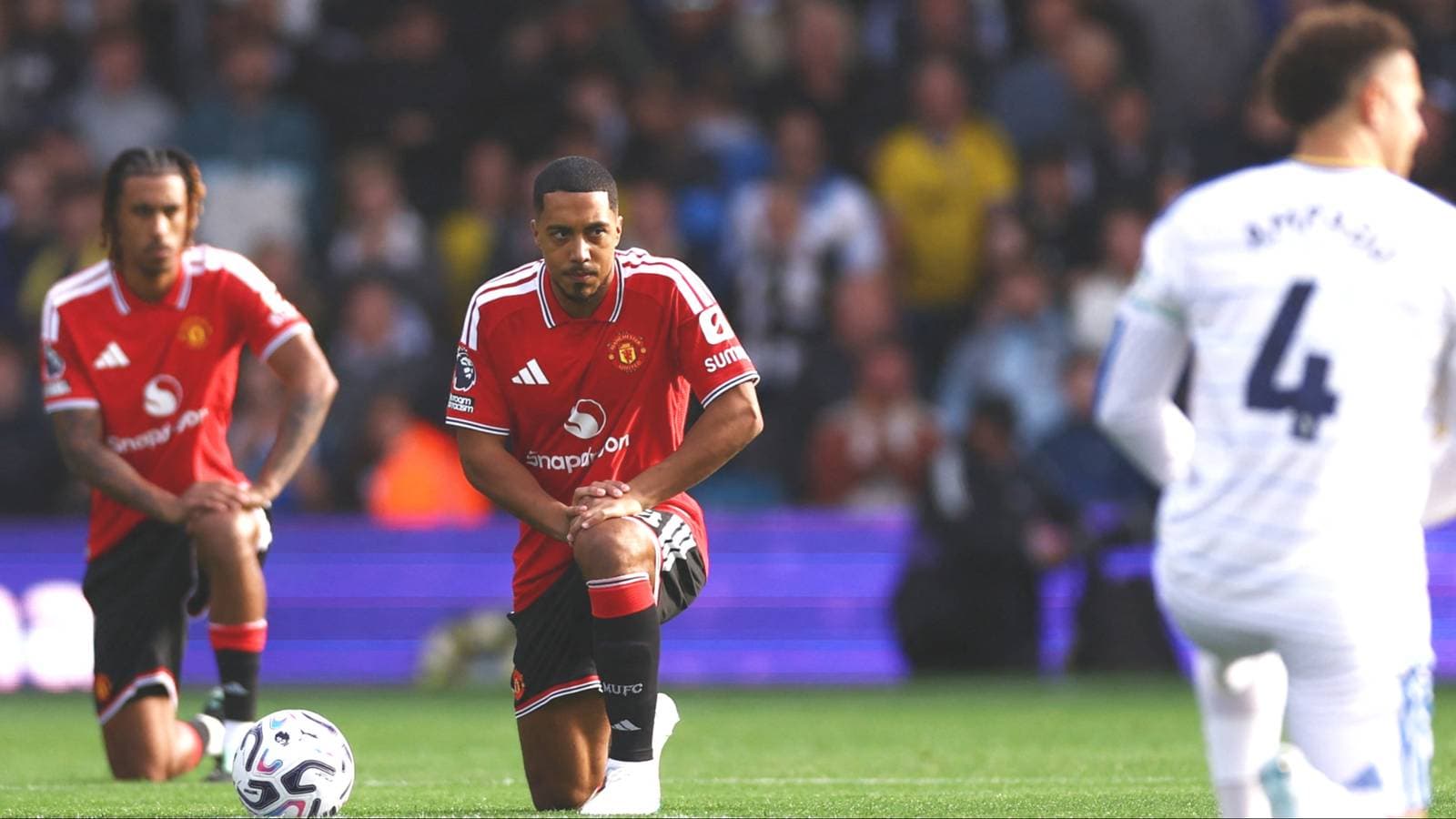 Seis jugadores de la Premier League optan por no arrodillarse antes de sus partidos Seis jugadores de la Premier League optan por no arrodillarse antes de sus partidos