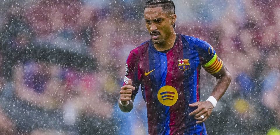 Raphinha destaca con doblete y rechaza hablar del Balón de Oro tras debut en Champions Raphinha destaca con doblete y rechaza hablar del Balón de Oro tras debut en Champions