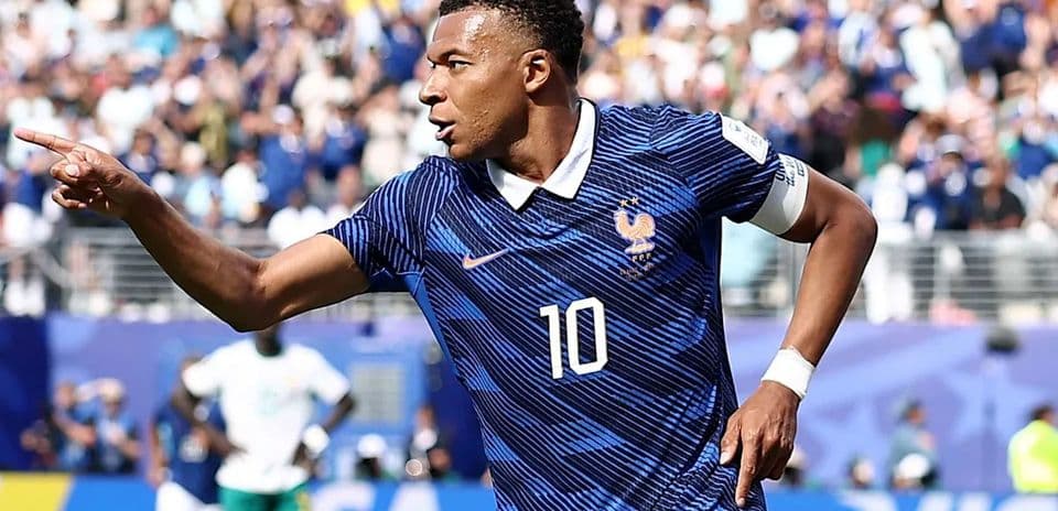 Kylian Mbappé supera a Ronaldo y marca doblete en la victoria de Francia contra Suecia en octavos Kylian Mbappé supera a Ronaldo y marca doblete en la victoria de Francia contra Suecia en octavos