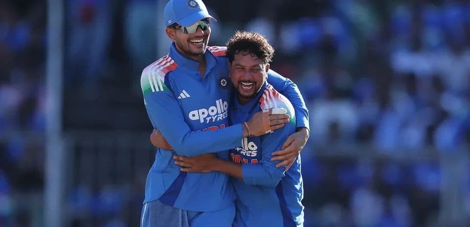 Kuldeep Yadav gana el premio al Jugador del Partido frente a Virat Kohli en el 1º ODI India vs West Indies Kuldeep Yadav gana el premio al Jugador del Partido frente a Virat Kohli en el 1º ODI India vs West Indies