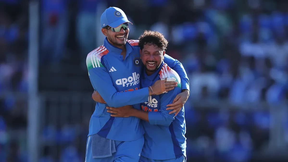 Kuldeep Yadav gana el premio al Jugador del Partido frente a Virat Kohli en el 1º ODI India vs West Indies Kuldeep Yadav gana el premio al Jugador del Partido frente a Virat Kohli en el 1º ODI India vs West Indies