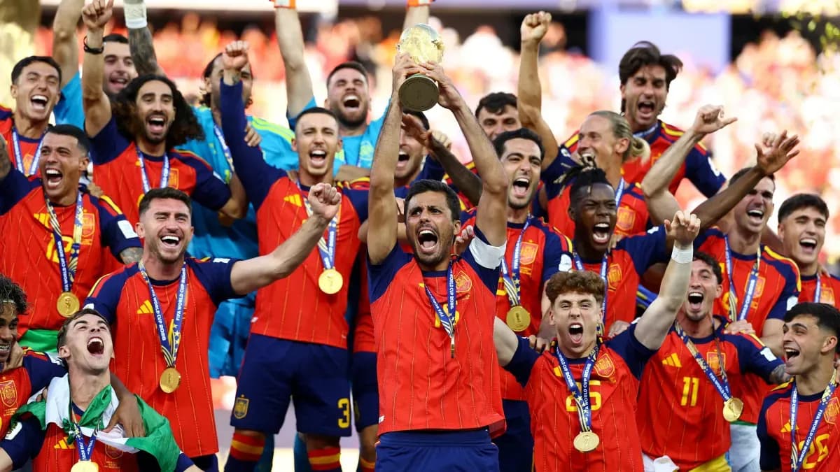 España celebra con euforia su segundo título mundial en calles y estadios España celebra con euforia su segundo título mundial en calles y estadios