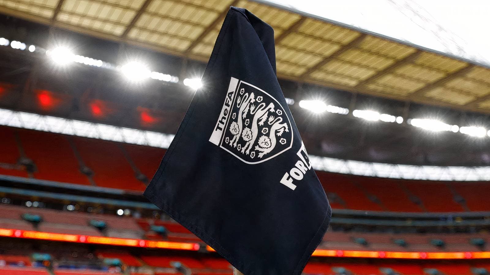 Treinta y dos clubes ingleses enfrentan una crisis financiera según informe alarmante Treinta y dos clubes ingleses enfrentan una crisis financiera según informe alarmante