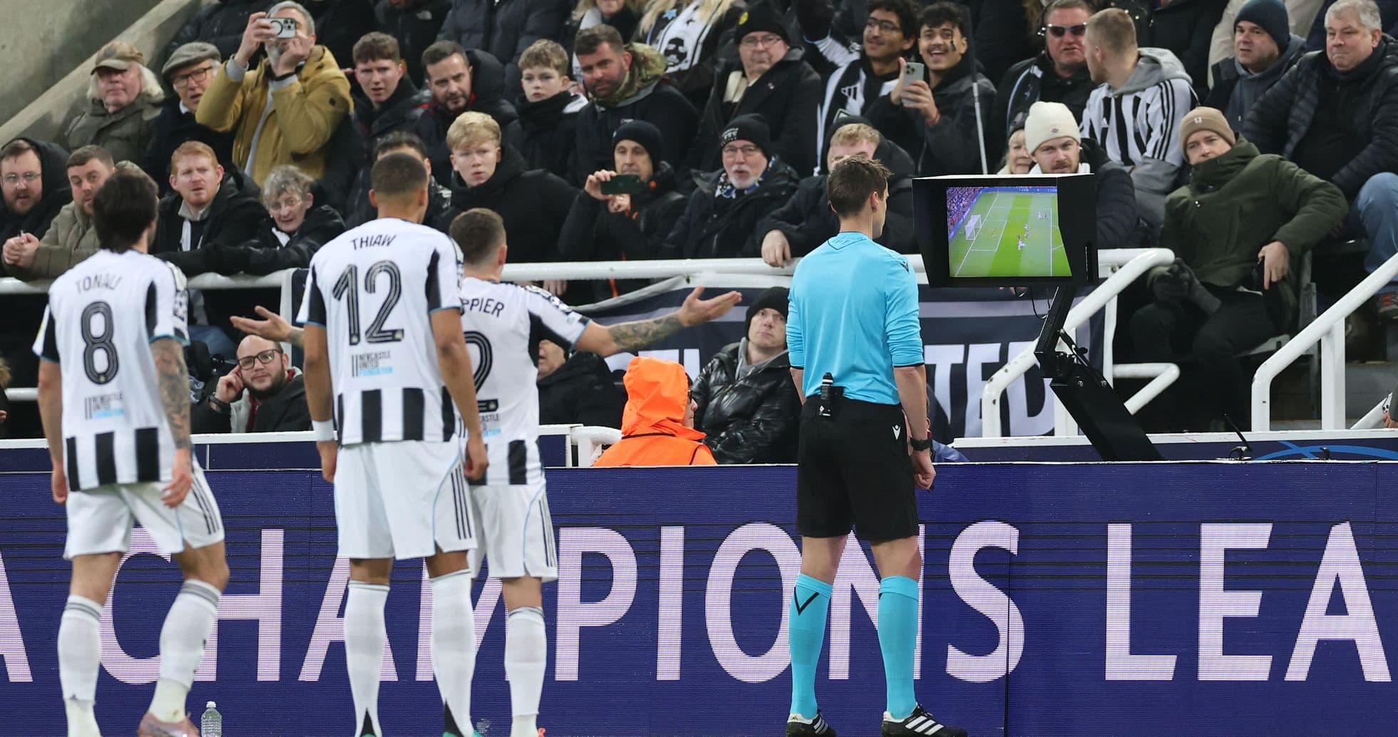 UEFA presenta Clearline para explicar decisiones de VAR a aficionados y clubes UEFA presenta Clearline para explicar decisiones de VAR a aficionados y clubes