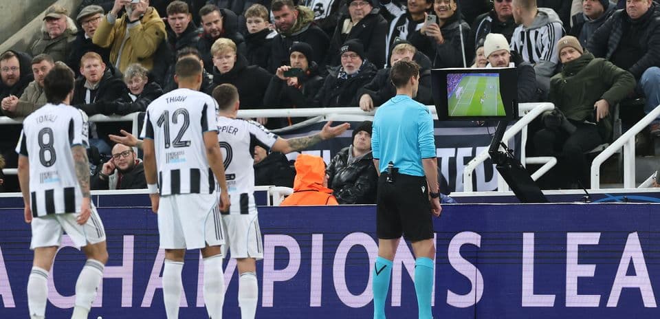 UEFA presenta Clearline para explicar decisiones de VAR a aficionados y clubes UEFA presenta Clearline para explicar decisiones de VAR a aficionados y clubes