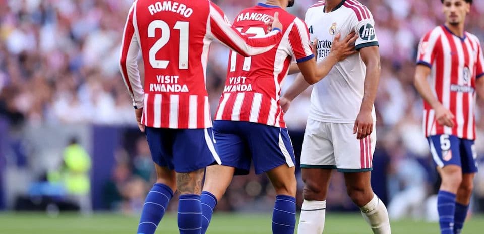 Jude Bellingham enfrenta al árbitro tras polémica derrota del Real Madrid en el derbi Jude Bellingham enfrenta al árbitro tras polémica derrota del Real Madrid en el derbi