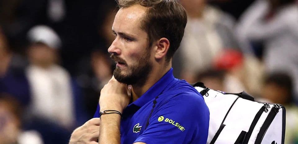 Medvedev expulsado tras impactar a un espectador con la pelota en el China Open Medvedev expulsado tras impactar a un espectador con la pelota en el China Open