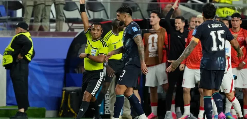 Por qué taparse la boca es tarjeta roja en el Mundial 2026: la polémica y cambio de regla de FIFA Por qué taparse la boca es tarjeta roja en el Mundial 2026: la polémica y cambio de regla de FIFA