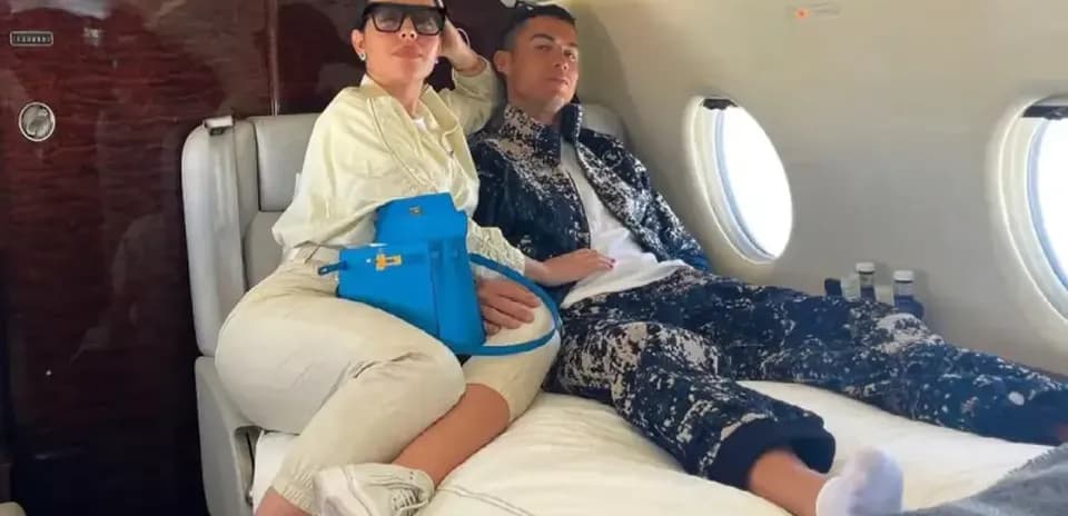 Georgina Rodríguez impone su estilo en el jet privado de Cristiano Ronaldo tras su boda millonaria Georgina Rodríguez impone su estilo en el jet privado de Cristiano Ronaldo tras su boda millonaria