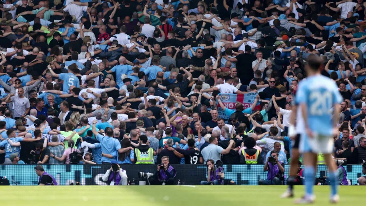 El misterio detrás de los plátanos inflables de los fans del Manchester City en Anfield El misterio detrás de los plátanos inflables de los fans del Manchester City en Anfield
